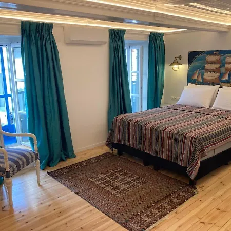 I Than My Luggage Townhouse スコペロス