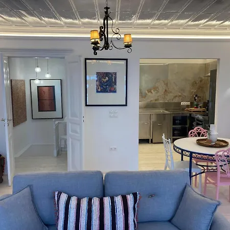 I Than My Luggage Townhouse * スコペロス